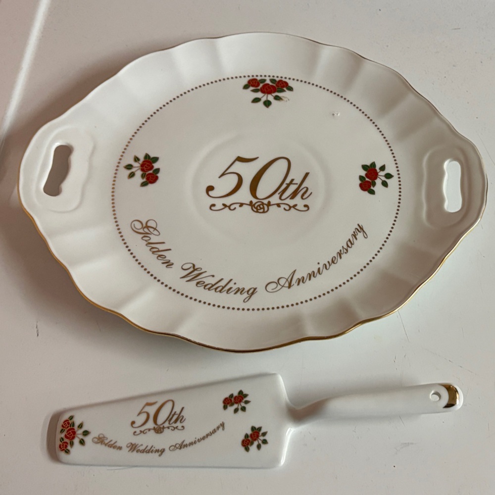 Adeline Fine Porcelain cake Plate with Gold Accents and cake cutter - never used